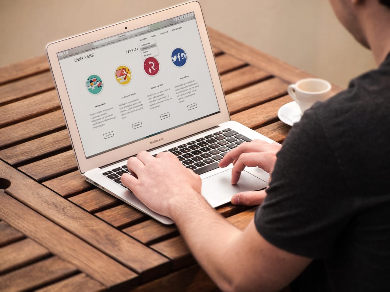 terdapat sebuah laptop sedang digunakan dalam foto. Foto ini untuk artikel yang berjudul "10 Strategi Digital Marketing Terbaik yang Menggunakan Website dan Sosial Media". Artikel ditulis oleh Jeremi Napoli Siregar