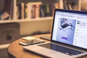 terdapat sebuah laptop dan sebuah handphone dalam foto. Foto ini untuk artikel yang berjudul "10 Strategi Digital Marketing Terbaik yang Menggunakan Website dan Sosial Media". Artikel ditulis oleh Jeremi Napoli Siregar