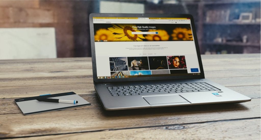 mockup laptop sebagai feature image artikel - membuat website seo friendly ditulis oleh Jeremi Napoli Siregar.