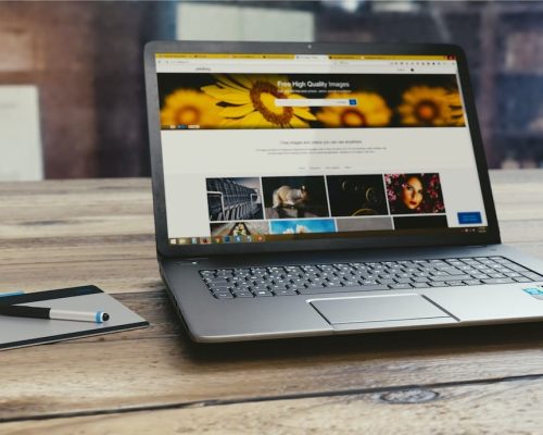 mockup laptop sebagai feature image artikel - membuat website seo friendly ditulis oleh Jeremi Napoli Siregar.