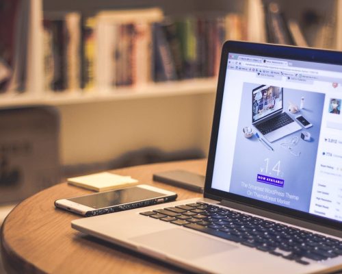terdapat sebuah laptop dan sebuah handphone dalam foto. Foto ini untuk artikel yang berjudul "10 Strategi Digital Marketing Terbaik yang Menggunakan Website dan Sosial Media". Artikel ditulis oleh Jeremi Napoli Siregar
